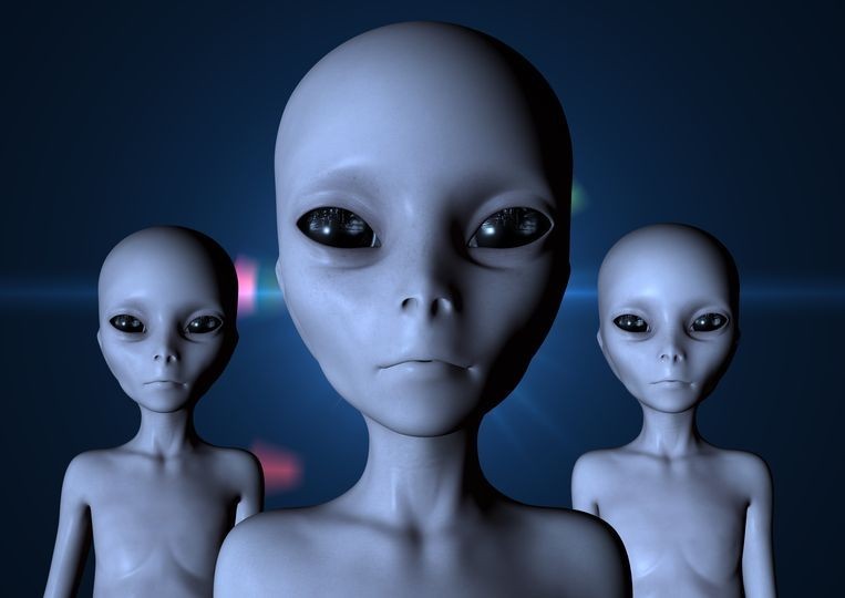 玻利维亚城市圣克鲁斯一群民众称亲眼目击外星人从降落的UFO里头走出来