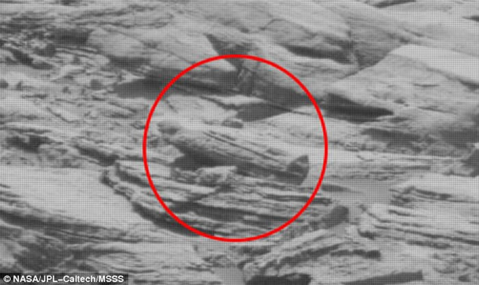 外星猎人宣称在猎奇号的火星照片中发现现代外星人墓地 有相似埃及木乃伊的石棺