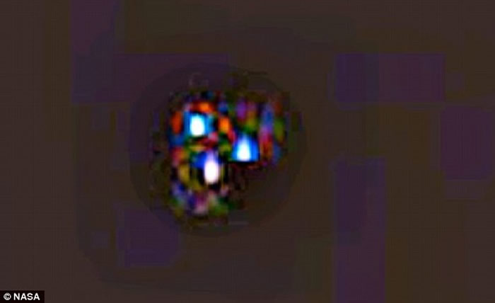 在该张照片中，可明晰看见UFO上有3个光点，呈三角形。