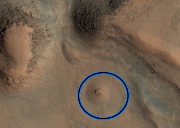 火星外表发现有巨石阵（蓝圈示）。