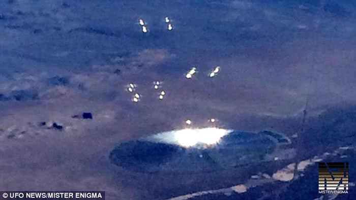 飞机飞抵51区内华达州沙漠时下方出现渺小银色圆盘 向空中射出光球