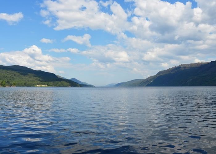 威廉斯指出，尼斯湖水怪传说是为了援救苏格兰的旅行业而假造进去的。