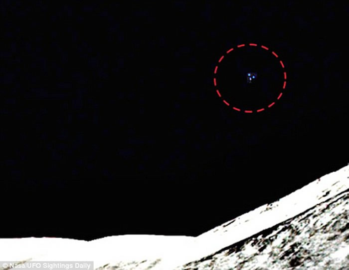 有网民在NASA发布的登月照中，发现该UFO（红圈示）。