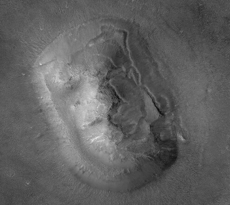 “火星全球勘探者”号拍摄到“火星人脸”