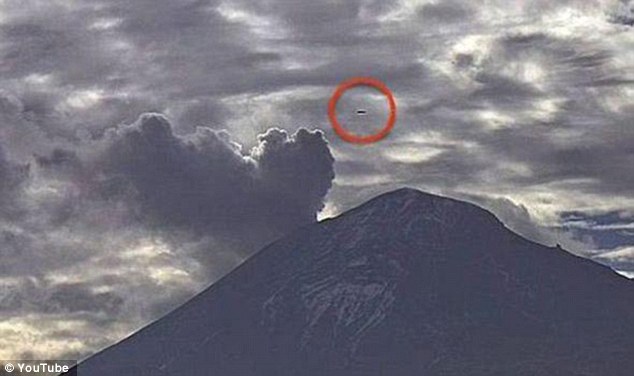 网络摄影头拍摄到波波卡特佩特火山上空出现雪茄状不明航行物体，同时该火山出现4次爆炸。据悉，往年2月也有人看到雪茄状UFO盘旋在波波卡特佩特火山上空。