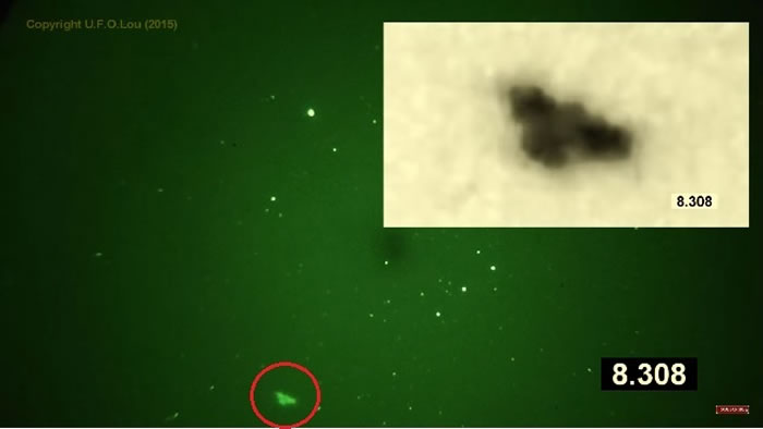 目前YouTube网友上行视频图像显示，11月13日早晨，澳大利亚墨尔本夜空出现超级UFO，形态是三角形。有人猜想或者是UFO敞开屏蔽时出现的“实在面目”