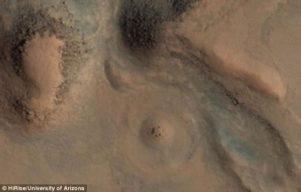 依据火星探测器发回的火星地表图片，地外生命探求喜好者将最新观测到的一圈环形石头，类比为英国威尔特郡的巨石阵，并为其取名“火星环形石阵”。
