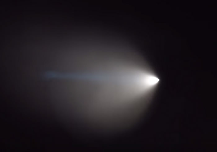 夜空惊现UFO：美国海军潜艇肯塔基号在南加州外海试射“三叉戟-2”策略弹道导弹