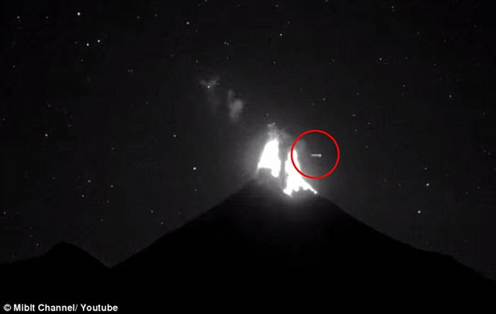 墨西哥火山喷发的“UFO目击事情”显示UFO“运送”外星人到达公开基地？