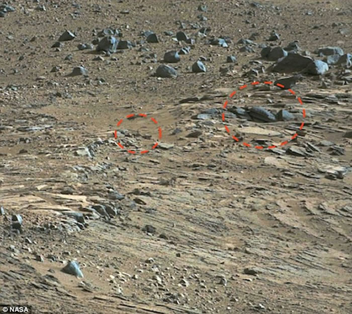 火星表面十字架结构（左边红圈）旁边还有圆形屋顶（右边红圈）？