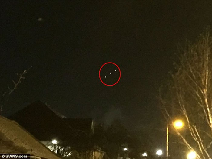 英国警员兄弟清晨出门上班发现足球场大小UFO